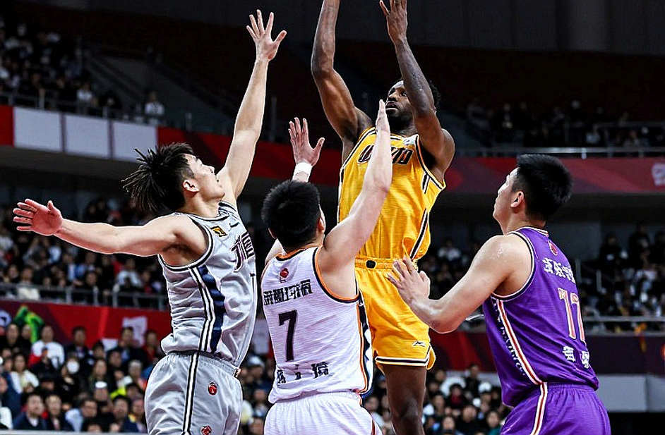 Hiệp bốn 27-12 của Lietuvos Rytas: Winston, Devoe và bài học từ một mắt cá chân chưa lành Hiệp bốn 27-12 của Lietuvos Rytas: Winston, Devoe và bài học từ một mắt cá chân chưa lành
