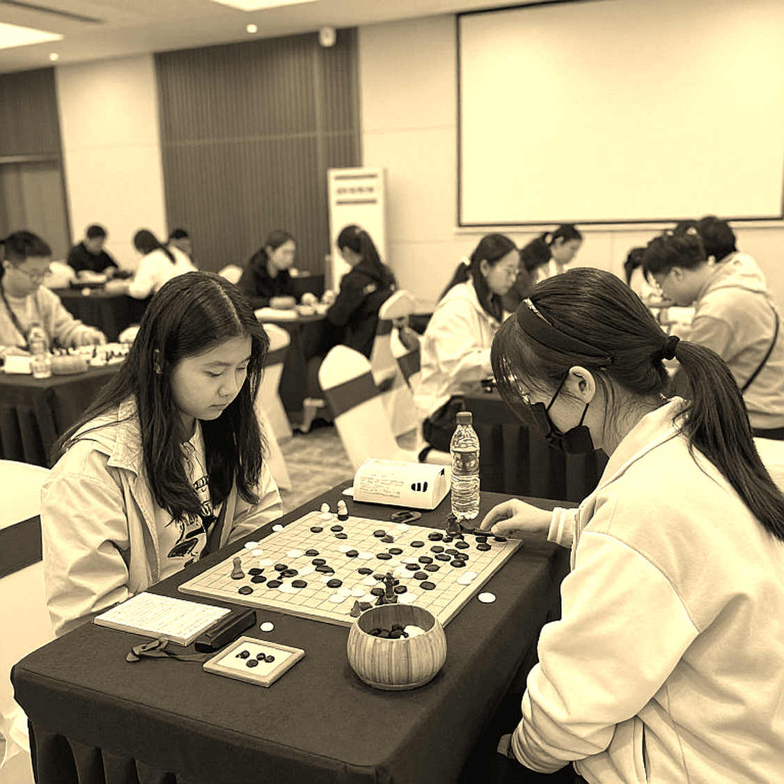 Chiêu marketing 'khoan thân sĩ' trong thế giới cờ vua: Ai đang bán giấc mơ cho những người chơi nghiệp dư? Chiêu marketing 'khoan thân sĩ' trong thế giới cờ vua: Ai đang bán giấc mơ cho những người chơi nghiệp dư?