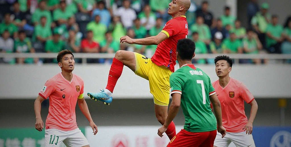 Cú đá phạt của Irankunda và mặt sân tồi: Australia 1-1 Brazil và bài học từ bóng chết