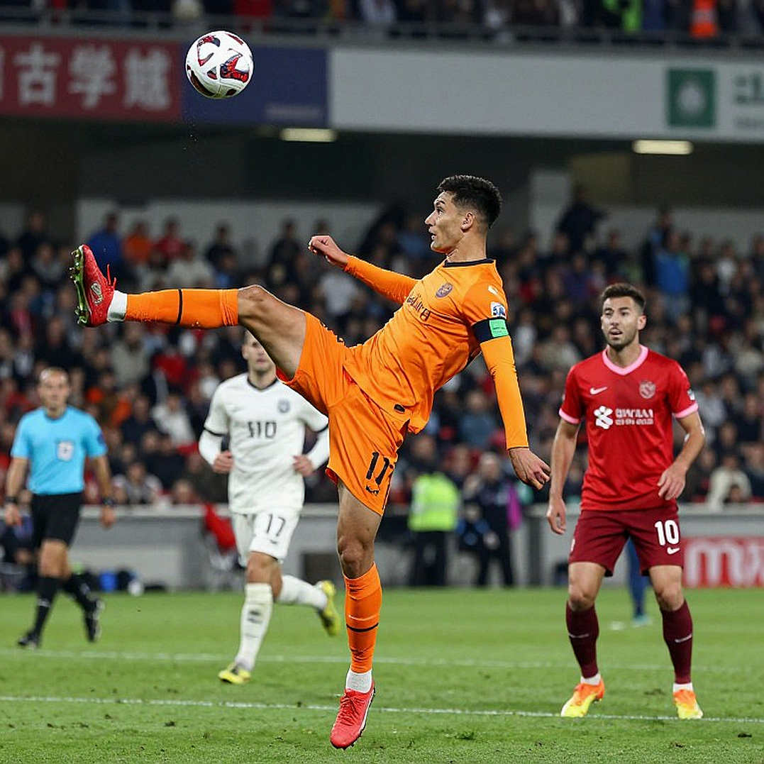 Hàng ba trung vệ ở V.League: Tấm khiên của nỗi sợ