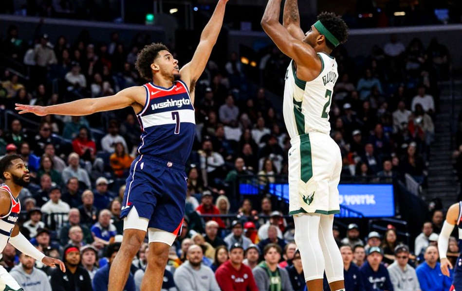 Olympiacos vs Baskonia: The Seventh Opening Night, and Kobi Simmons' Biggest Test