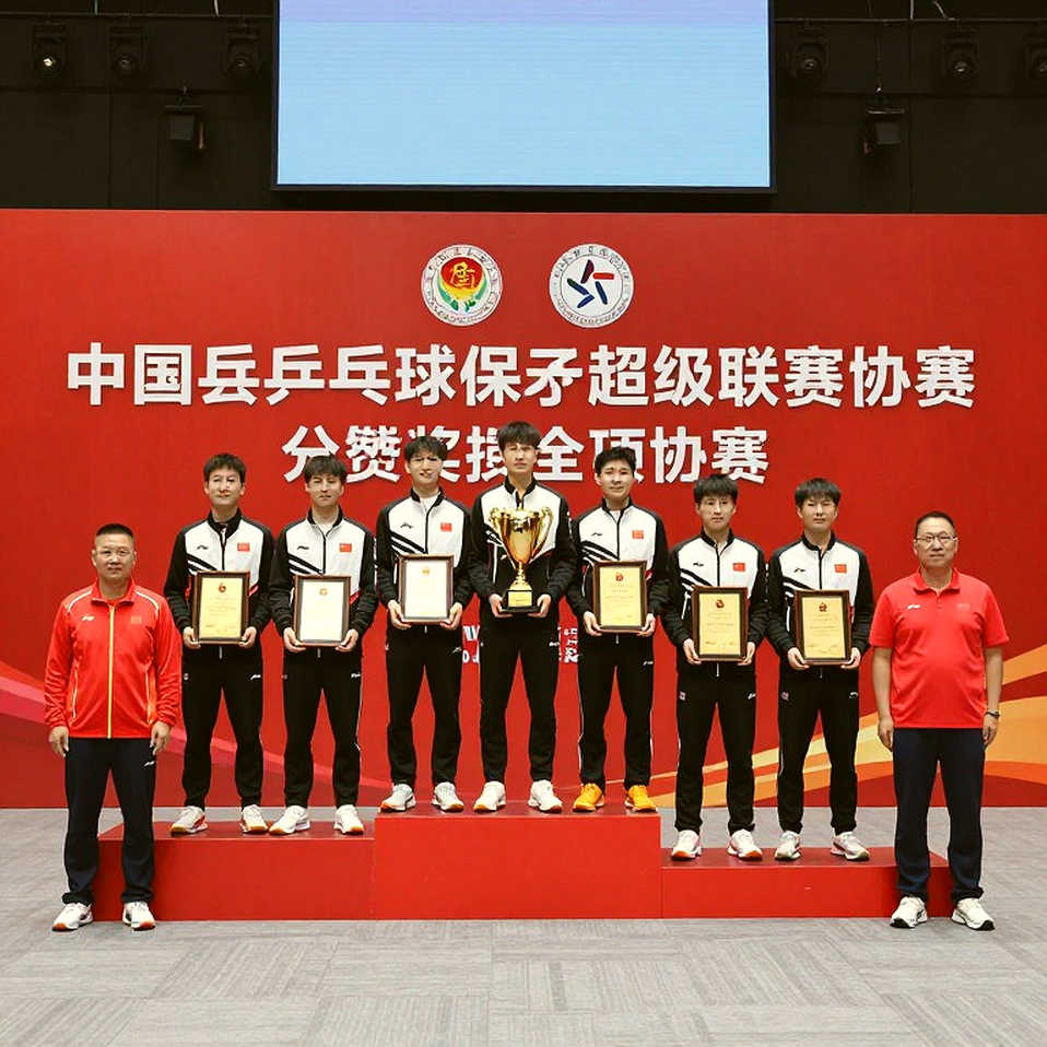 Cú ném chai nước giữa Clásico Nacional: Khi chiến thuật của HLV Almada chạm trán cái tôi của Zendejas